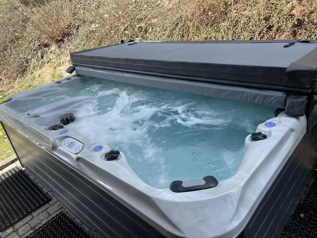 Family Chalet, Stunning Views & New Hot Tub La Cote d'Arbroz Chalet